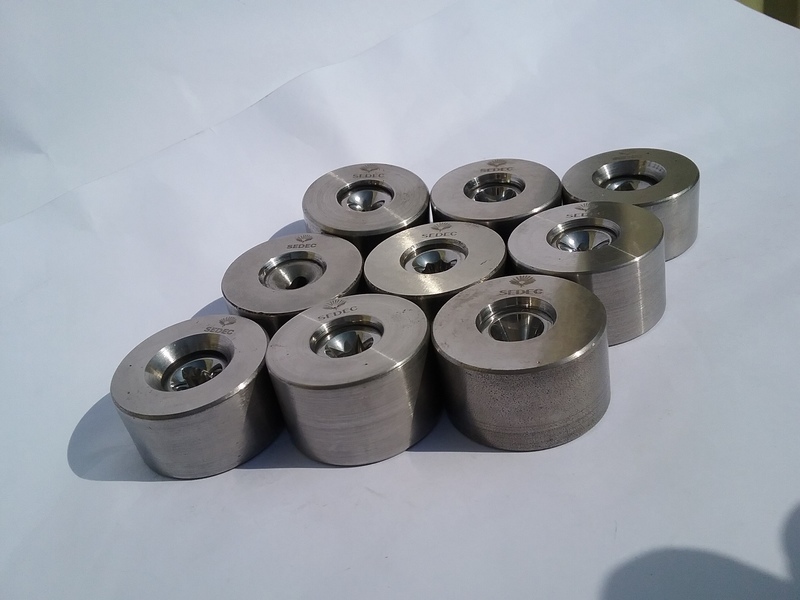 Dados para estirado de tubo de plata.