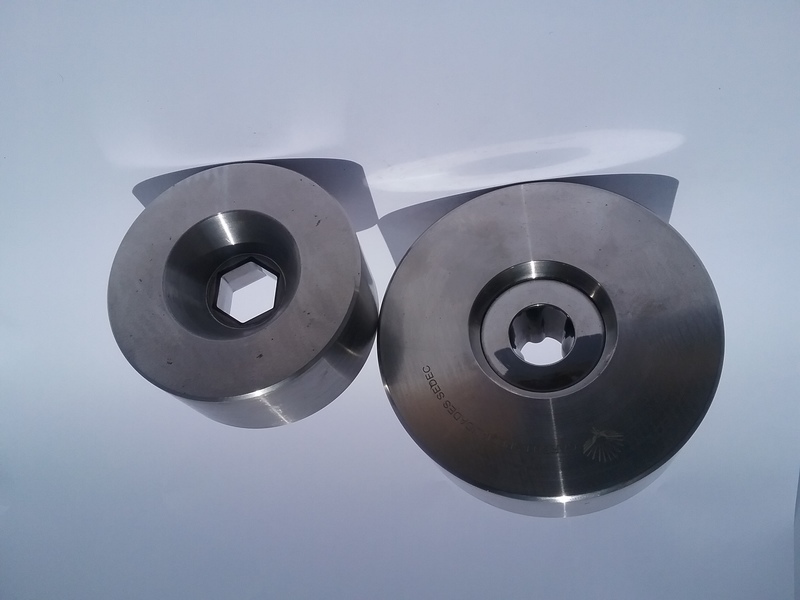 Dado terminado de forma irregular.