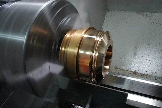 Maquinado de rodillo en torno CNC.