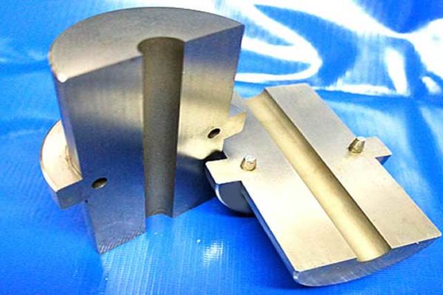 Mordaza para formado de tubo automotriz.