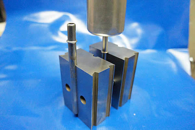 Mordazas de acero para tubo de filtro de gasolina.